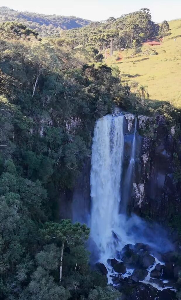 CACHOEIRA COM QUESE 70 METROS DE ALTURA.